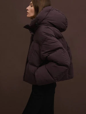 Estro: Krótka ciemnobrązowa kurtka damska typu puffer z wysokim kołnierzem na zimę