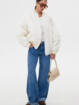 Estro: Krótka mlecznobiała bomberka damska ze stójką o kroju oversize