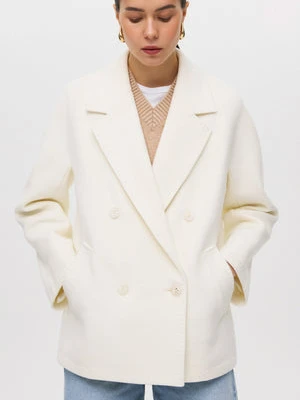 Estro: Krótki dwurzędowy płaszcz damski z wełną w białym kolorze