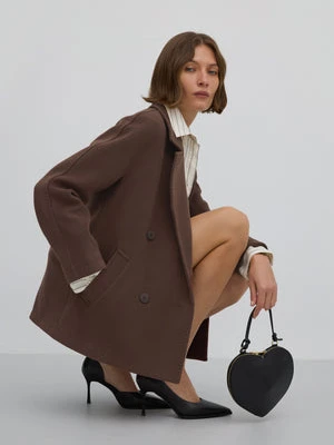 Estro: Krótki dwurzędowy płaszcz damski z wełną w brązowym kolorze