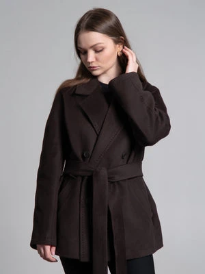 Estro: Krótki dwurzędowy płaszcz damski z wełną w ciemnobrązowym kolorze