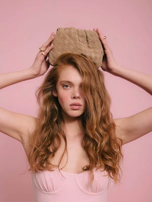 Estro: Mała beżowa torebka damska typu worek z weluru naturalnego