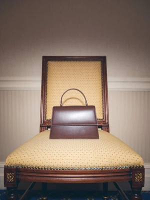 Estro: Mała ciemnobrązowa torebka damska typu kuferek ze skóry naturalnej