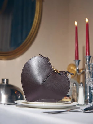 Estro: Mała ciemnobrązowa torebka damska w kształcie serca ze skóry naturalnej