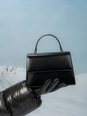 Estro: Mała czarna torebka damska typu kuferek ze skóry naturalnej