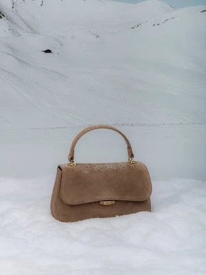 Estro: Mała jasnobrązowa torebka damska typu kuferek z weluru naturalnego