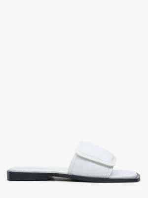 Estro: Miękkie białe klapki damskie na płaskim obcasie