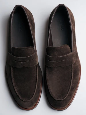 Estro: Miękkie ciemnobrązowe loafersy męskie z weluru naturalnego