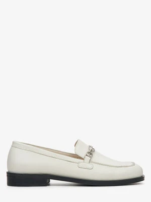 Estro: Mleczno-beżowe mokasyny damskie ze skóry naturalnej ze srebrnym łańcuszkiem