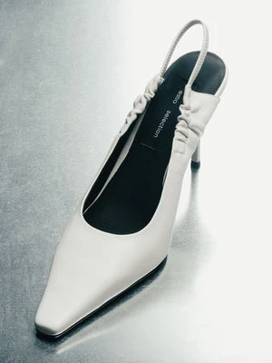 Estro: Mlecznobiałe czółenka z odkrytą piętą ze skóry naturalnej  Selection