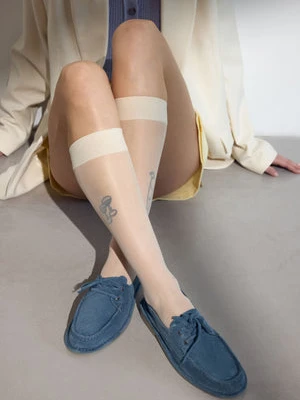 Estro: Niebieskie sznurowane loafersy damskie z weluru w stylu żeglarskim