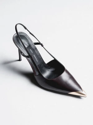 Estro Selection: Ciemnobrązowe skórzane czółenka typu slingback w szpic ze złotym noskiem ciemnobrązowy