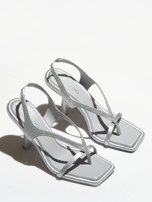 Estro: Srebrne sandały damskie z cienkich pasków na obcasie z kryształkami