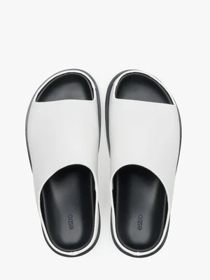 Estro: Szerokie białe klapki damskie ze skóry naturalnej na płaskiej podeszwie