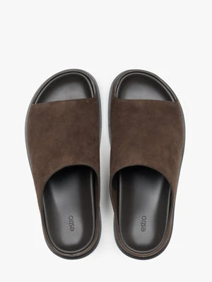 Estro: Szerokie ciemnobrązowe klapki damskie z weluru naturalnego na płaskiej podeszwie