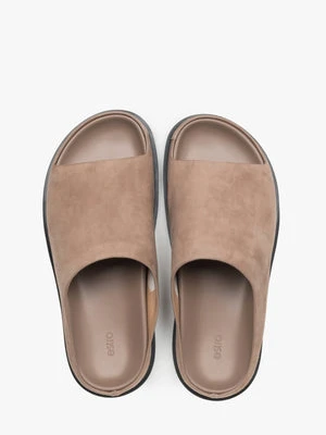 Estro: Szerokie jasnobrązowe klapki damskie z weluru naturalnego na płaskiej podeszwie