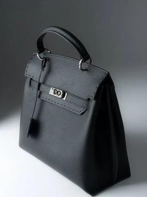 Estro: Torebka damska ze skóry naturalnej typu kuferek w kolorze czarnym