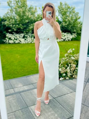 Fame sukienka biała midi elegancka dopasowana z wiązaniem na szyi PERFE