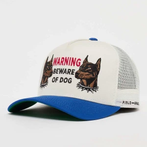 Field Grade BEWARE OF DOG TWILL MESH TRUCKER off white/game royal uniseks Czapki wielokolorowy rozmiar Akcesoria