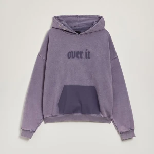 Fioletowa bluza z kapturem i nadrukiem Over It House