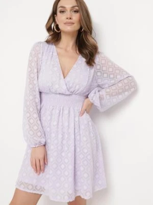 Fioletowa Sukienka Koktajlowa z Gumką w Pasie i Geometrycznym Wzorem na Siateczce Actipisa jus de pom