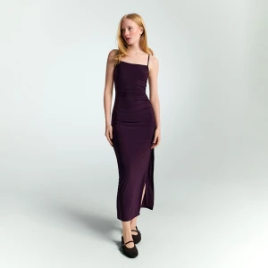 Fioletowa sukienka midi z rozcięciem na nogę House