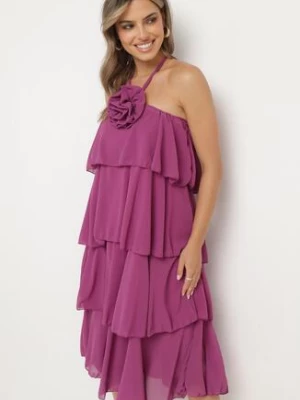 Fioletowa Sukienka z Falbanami Wiązana na Szyi z Broszką Kwiatem Tinallena