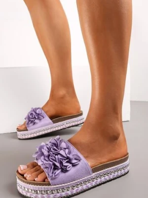 Fioletowe Klapki na Podeszwie z Nitami Zdobione Kwiatową Aplikacją Althala