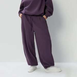 Fioletowe spodnie dresowe z wysokim stanem House