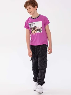Fioletowy t-shirt bawełniany dla chłopca z nadrukiem Minoti
