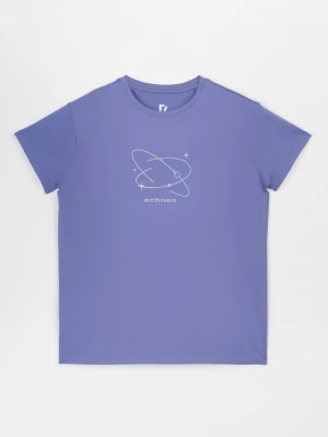 Fioletowy t-shirt z hologramowym nadrukiem na wysokości piersi
