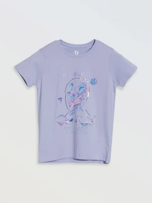 Fioletowy t-shirt z kolorowym nadrukiem z przodu Reporter Young