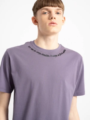 Fioletowy t-shirt z minimalistycznym nadrukiem przy dekolcie Reporter