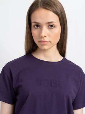 Fioletowy t-shirt z przestrzennym napisem na wysokości piersi Reporter