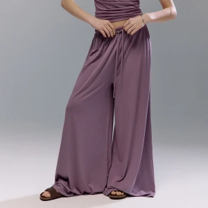 Fiołkowe spodnie wide leg z wiskozy House