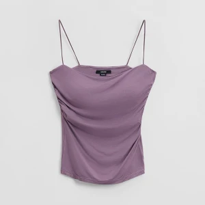 Fiołkowy top na cienkich ramiączkach z wkładkami House