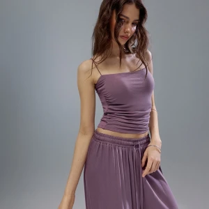 Fiołkowy top na cienkich ramiączkach z wkładkami House