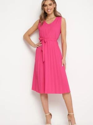 Fuksjowa Rozkloszowana Sukienka Midi Plisowana z Materiałowym Paskiem Varethia