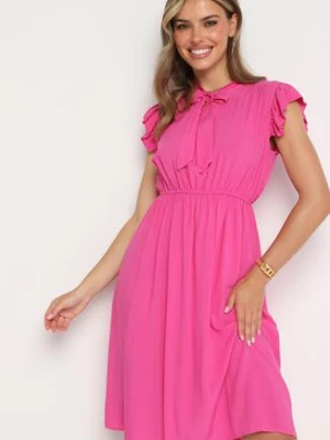 Fuksjowa Rozkloszowana Sukienka z Wiązanym Dekoltem i Gumką w Pasie Ozdobiona Falbanką Dimonima