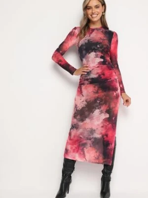 Fuksjowa Sukienka o Dopasowanym Fasonie Bodycon z Rozcięciem i Marmurkowym Wzorem Urientia by swan