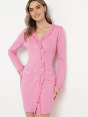 Fuksjowa Sukienka Sweterkowa Dwurzędowa z Guzikami i Ozdobnymi Frędzlami Vluona elsa.m by may