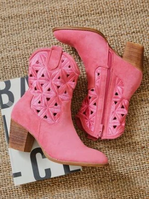 Fuksjowe Botki Vices na Obcasie w Stylu Kowbojek Ozdobione Ażurowym Wzorem Zelori