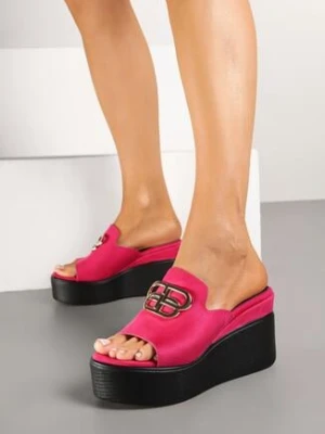 Fuksjowe Klapki na Koturnie ze Skórzaną Wkładką i Metalową Aplikacją Eleanella