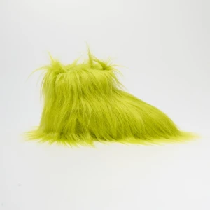 Futrzane kapcie imitujące stopy świątecznego potwora House