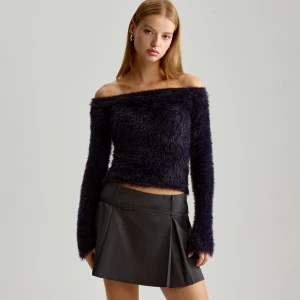 Futrzany sweter z dekoltem open shoulder czarny House