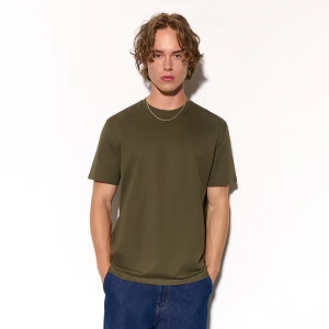 Gładka koszulka loose fit z naszywką brązowa House