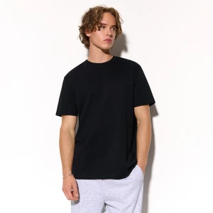 Gładka koszulka loose fit z naszywką czarna House