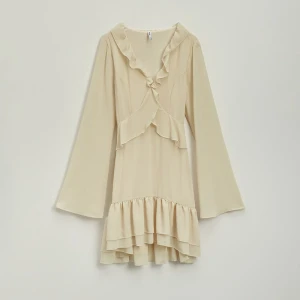 Gładka sukienka mini z falbanami i szerokimi rękawami nude House