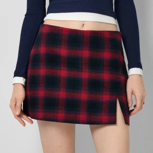 Gładkie spódnico-spodenki z delikatnym rozcięciem w kratkę House