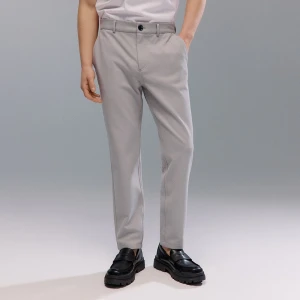 Gładnie spodnie chino fit House